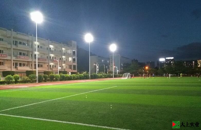 300米塑膠跑道6套燈桿夜間實拍圖