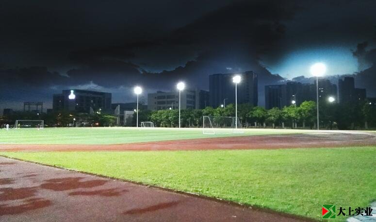 400米塑膠跑道8套燈桿夜間實拍圖