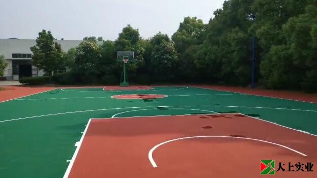 丙烯酸籃球場(chǎng)翻新后的效果