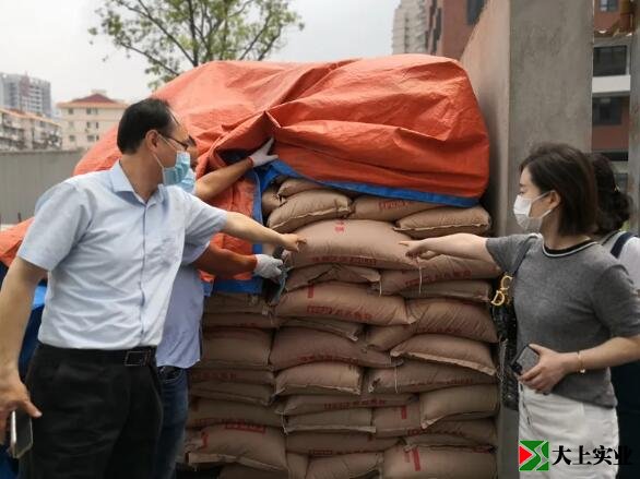 “彩色顆?！背闃蝇F場