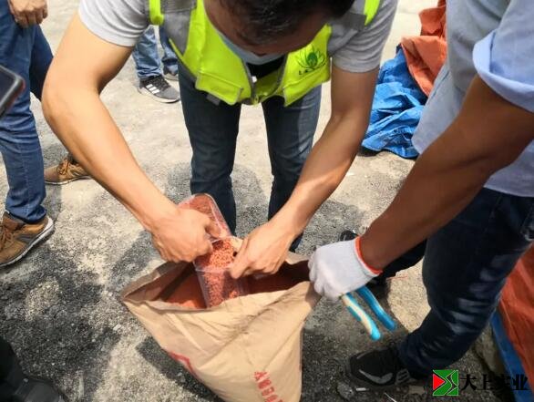 “彩色顆?！背闃蝇F場