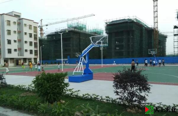 群眾在燈光籃球場(chǎng)上開(kāi)心地打球