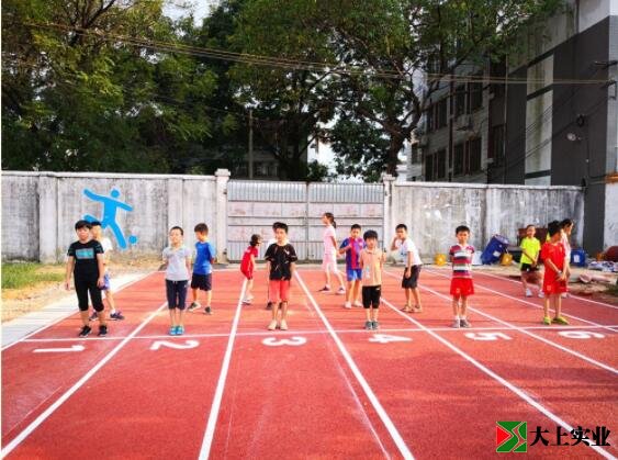 學生在塑膠跑道上訓(xùn)練