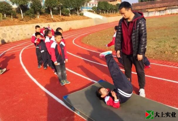 學(xué)生在塑膠運(yùn)動(dòng)場上體育課