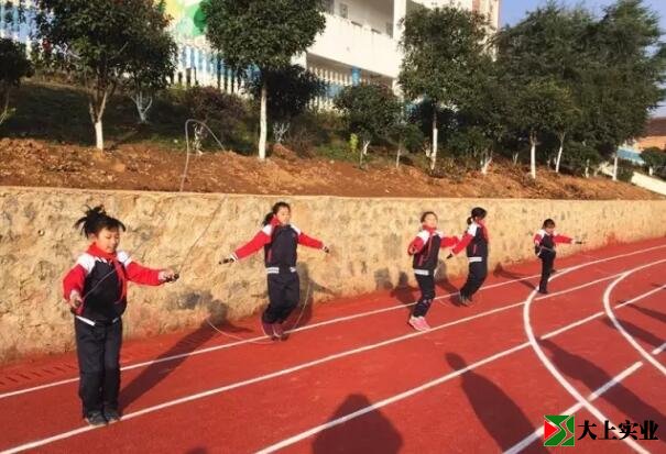 學(xué)生在塑膠運(yùn)動(dòng)場上體育課