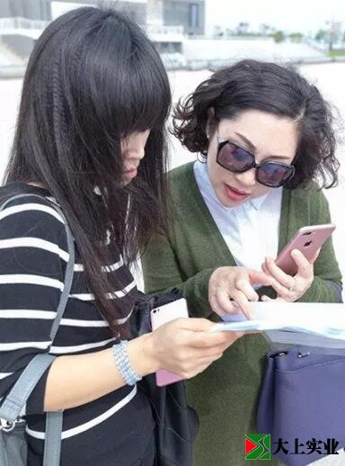 家長代表們查看企業(yè)相關資質文件