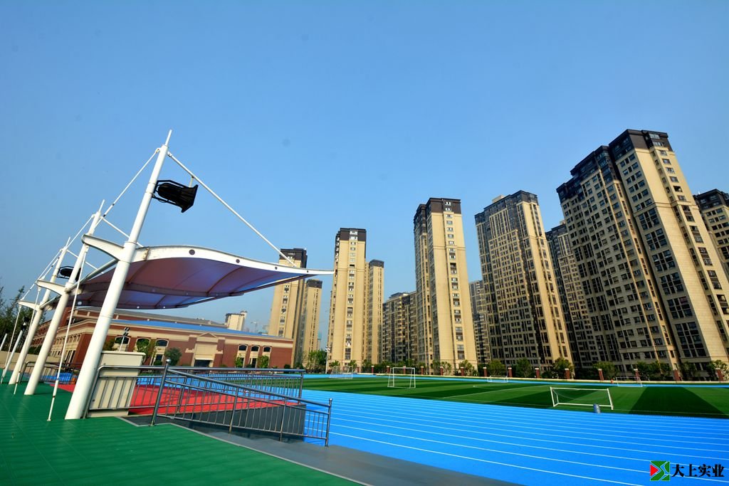 萬科城民主小學(xué)校區(qū)藍(lán)色操場看臺