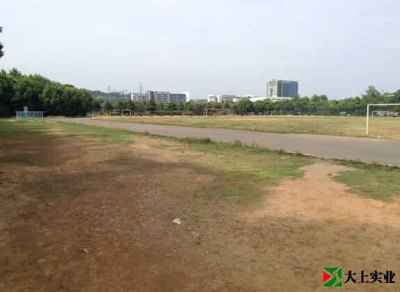 泥土操場(chǎng)