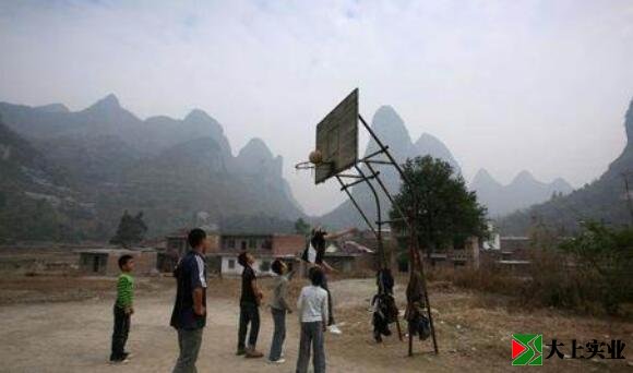 泥土籃球場(chǎng)