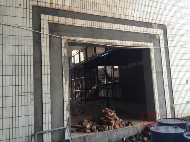 倉(cāng)庫(kù)改造籃球場(chǎng)前