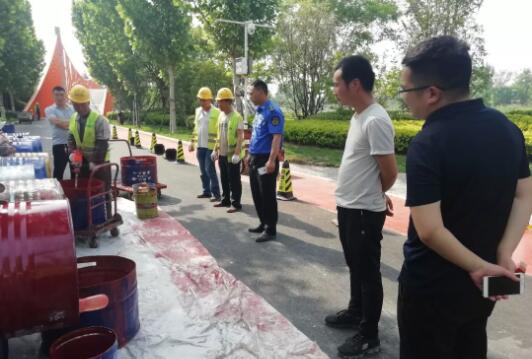 執法局、業主、監理等相關人員檢查塑膠跑道施工