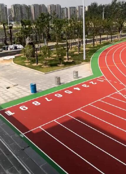 學(xué)校操場(chǎng)塑膠跑道施工工程終于完工了