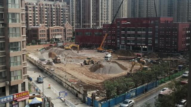 10天時間，一座學校塑膠跑道，建設完成