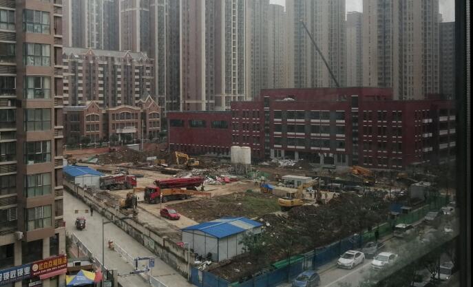 10天時間，一座學校塑膠跑道，建設完成