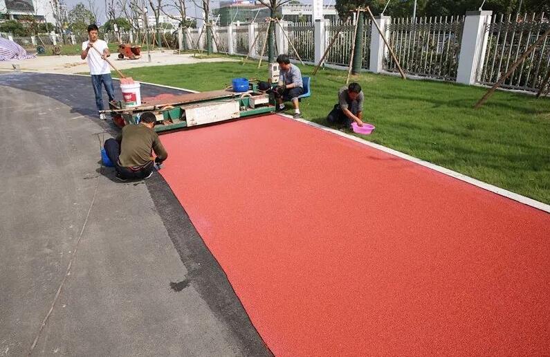 塑膠跑道怎么鋪設