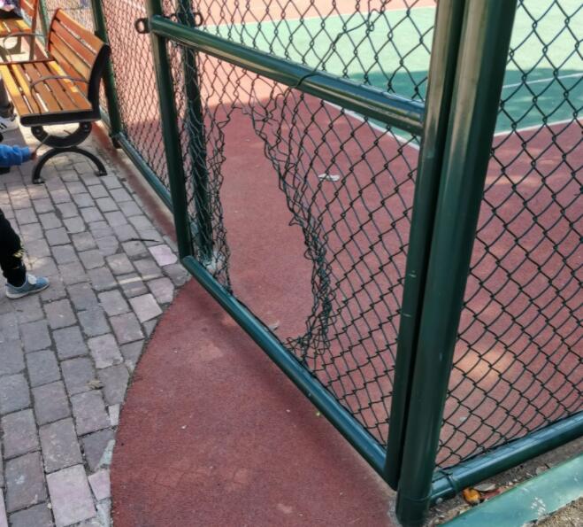 破壞小區籃球場圍網